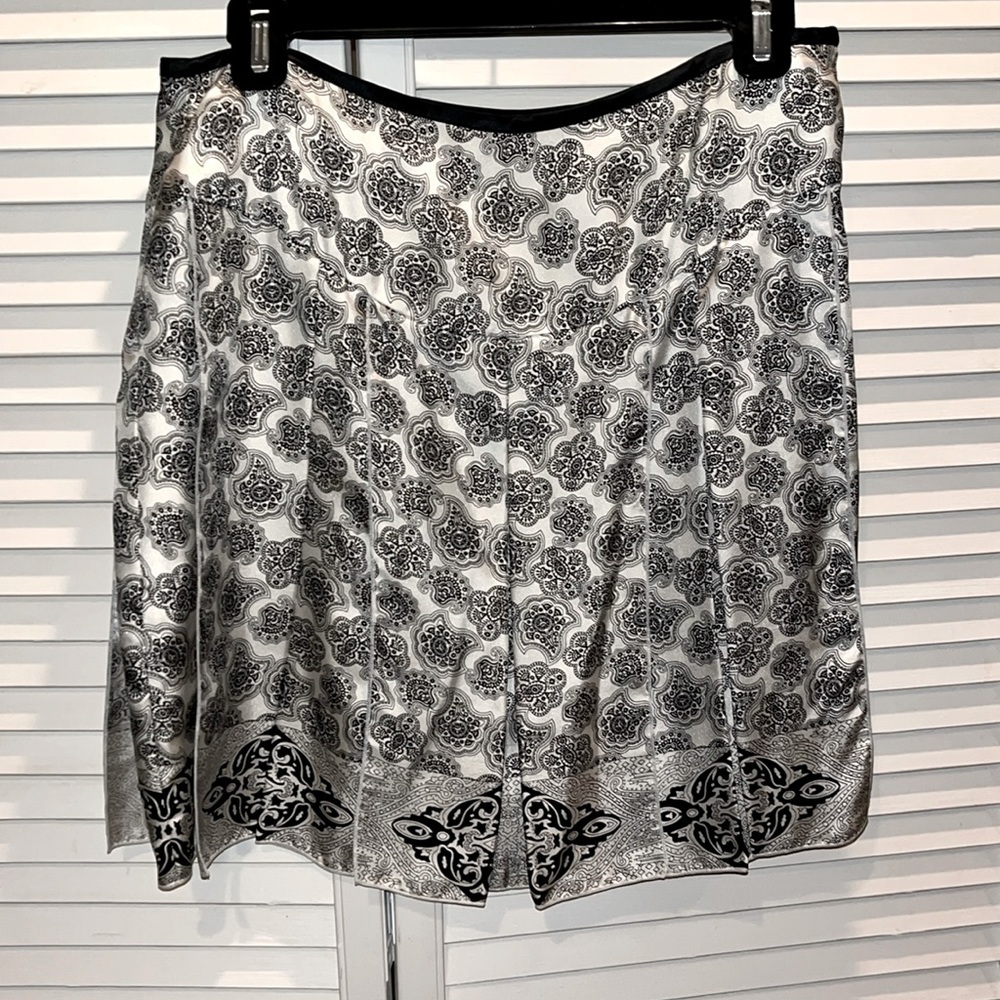 White House Black Market‎ women’s 2 skirt black & white